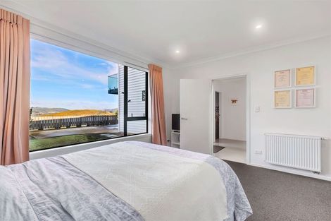 Photo of property in 8 The Track, Plimmerton, Porirua, 5026