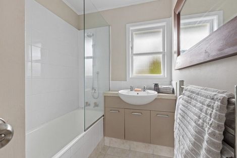 Photo of property in 12 London Street, Te Atatu Peninsula, Auckland, 0610