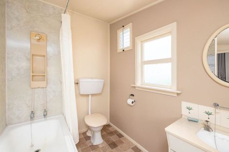 Photo of property in 114 Aikmans Road, Merivale, Christchurch, 8014