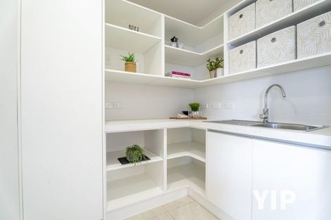 Photo of property in 10 Cromwell Point, Newlands, Wellington, 6037