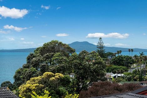 Photo of property in 2/33 Montgomery Avenue, Rothesay Bay, Auckland, 0630