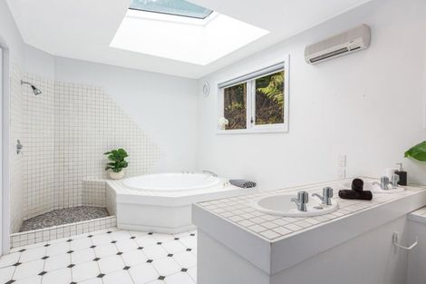 Photo of property in 12 Whiorau Grove, Lowry Bay, Lower Hutt, 5013