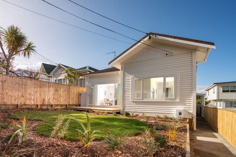Photo of property in 113 Queens Drive, Lyall Bay, Wellington, 6022
