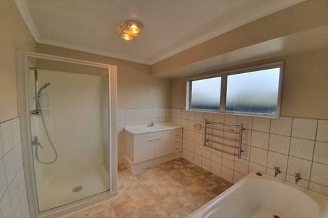 Photo of property in 16 Bella Villa Drive, Waiuku, 2123