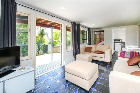 Photo of property in 10 Weatherly Road, Torbay, Auckland, 0630