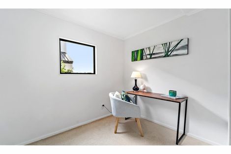 Photo of property in 2/5 Anne Road, Hillcrest, Auckland, 0627