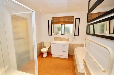 Photo of property in 64 Selwyn Crescent, Forrest Hill, Auckland, 0620