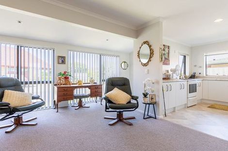 Photo of property in Rangeview Villas, 10/9 Fuller Close, Levin, 5510