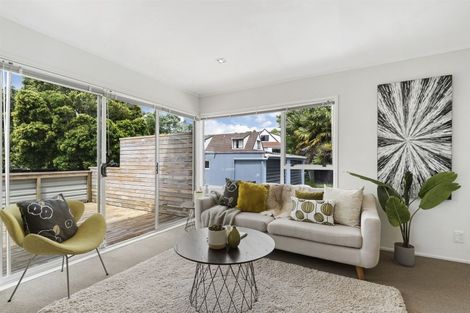 Photo of property in 2/5 Mannering Place, Hillcrest, Auckland, 0627