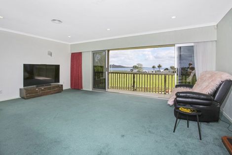 Photo of property in 32 Kawakawa Bay Coast Road, Kawakawa Bay, Papakura, 2585