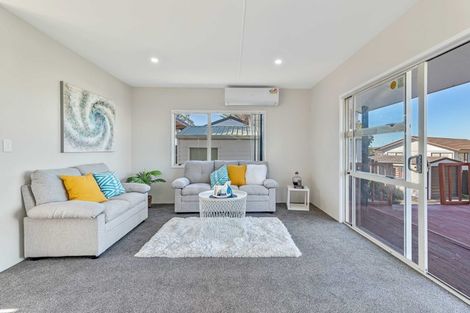 Photo of property in 2/8 Anglers Way, Wattle Downs, Auckland, 2102