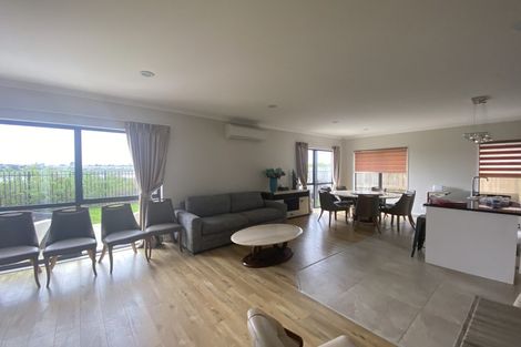 Photo of property in 7 Iwinuku Crescent, Wattle Downs, Auckland, 2103