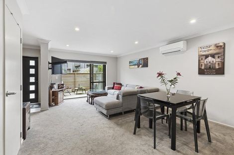 Photo of property in 19 Brindle Way, Newlands, Wellington, 6037