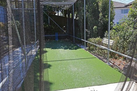 Photo of property in 4 Tasman Avenue, Henderson Valley, Auckland, 0614