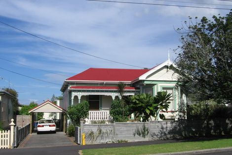 Photo of property in 34 Summer Street, Stanley Point, Auckland, 0624