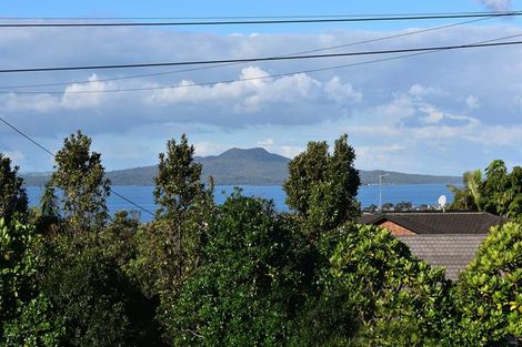 Photo of property in 136 East Coast Road, Forrest Hill, Auckland, 0620