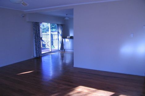 Photo of property in 9 Beazley Place, Glendene, Auckland, 0602