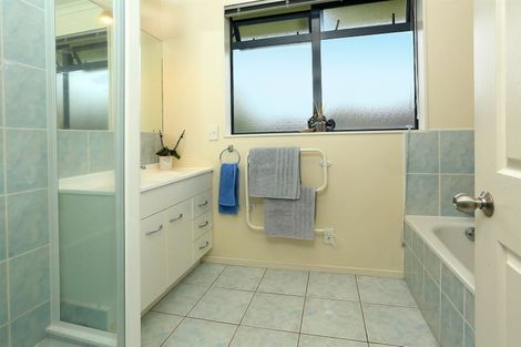 Photo of property in 30 Basra Drive, Henderson, Auckland, 0612