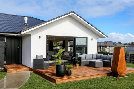 Photo of property in 1 Megaw Close, Whalers Gate, New Plymouth, 4310