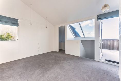 Photo of property in 28 Chelverton Terrace, Red Beach, 0932