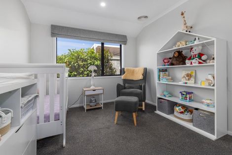 Photo of property in 2 Roundhouse Close, Whitby, Porirua, 5024