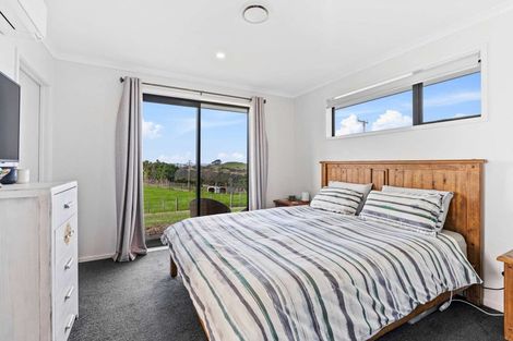 Photo of property in 2712 South Head Road, South Head, Helensville, 0874