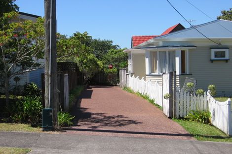 Photo of property in 1/6 Wernham Place, Northcote, Auckland, 0626