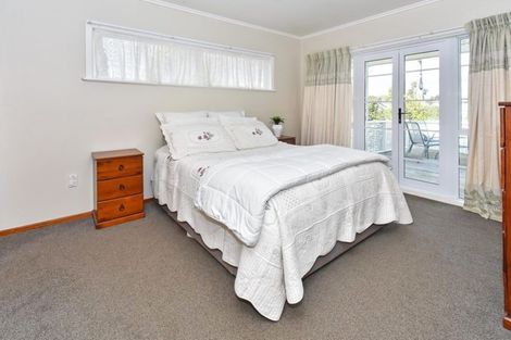 Photo of property in 24 Waterview Road West, Stanley Point, Auckland, 0624