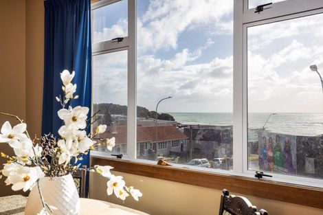 Photo of property in Devonport Apartments, 4/127 Saint Aubyn Street, New Plymouth, 4310