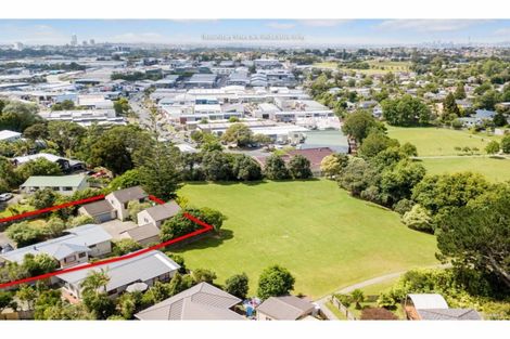 Photo of property in 2/24 Merton Avenue, Glenfield, Auckland, 0627