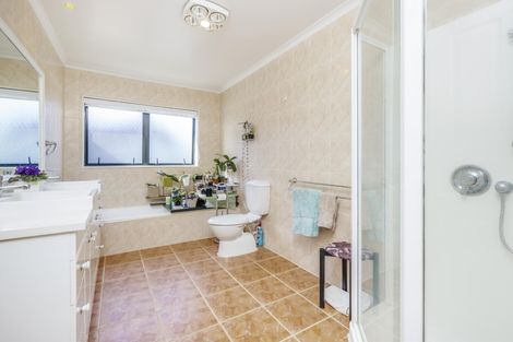 Photo of property in 22 Mccahill Views, Botany Downs, Auckland, 2010