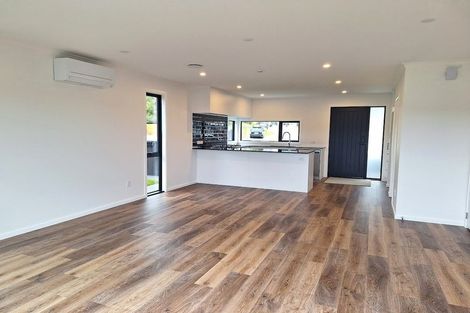 Photo of property in 15 Joseph Bolton Crescent, Wallaceville, Upper Hutt, 5018