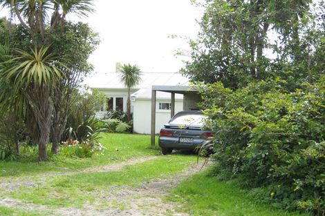 Photo of property in 25 Te Ahuahu Road, Piha, New Lynn, 0772