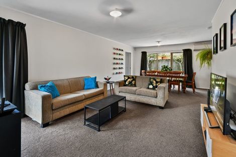 Photo of property in 21 Tonson Place, Weymouth, Auckland, 2103