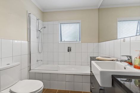 Photo of property in 28 Ina Ville Drive, Pukekohe, 2120