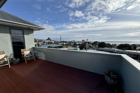 Photo of property in 5 South Road, Moturoa, New Plymouth, 4310