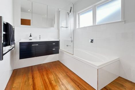 Photo of property in 2/87 Sunset Road, Totara Vale, Auckland, 0632