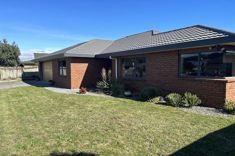 Photo of property in 64 Guildford Drive, Paraparaumu, 5032