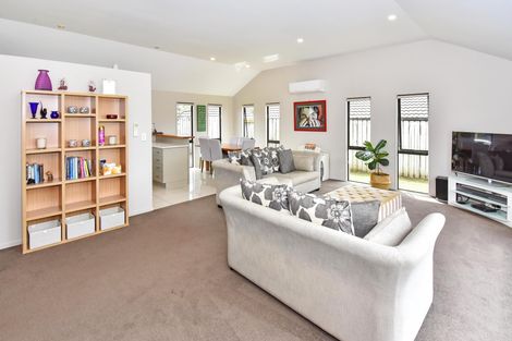 Photo of property in 18 Crannog Fen, Wattle Downs, Auckland, 2103