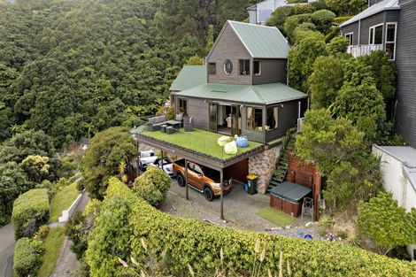 Photo of property in 14 Latham Road, York Bay, Lower Hutt, 5013