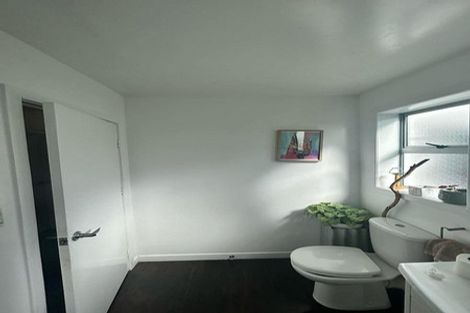 Photo of property in 2/119 Carlisle Road, Northcross, Auckland, 0632