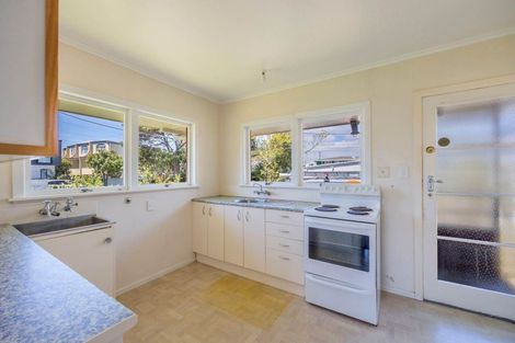 Photo of property in 1/6 Hillcrest Avenue, Hillcrest, Auckland, 0627