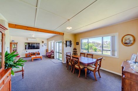 Photo of property in 10 Abbotsford Road, Waipawa, 4210