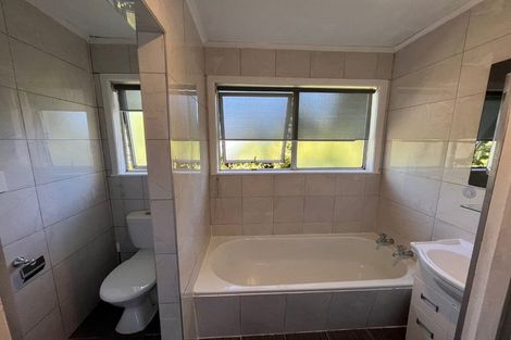 Photo of property in 165 Edgewater Drive, Pakuranga, Auckland, 2010