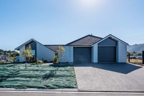 Photo of property in 2 Albizia Grove, Waikanae, 5036