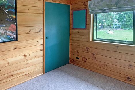 Photo of property in 437 Tararua Road, Levin, 5571