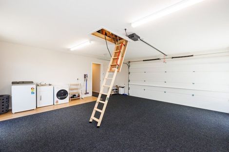 Photo of property in 27 Coutts Way, Fitzherbert, Palmerston North, 4410