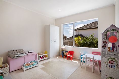 Photo of property in 2/2 Eske Place, Highland Park, Auckland, 2010