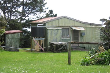 Photo of property in 27 Te Ahuahu Road, Piha, 0772