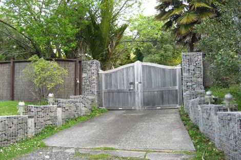 Photo of property in 10 Raroa Terrace, Waiatarua, Auckland, 0604